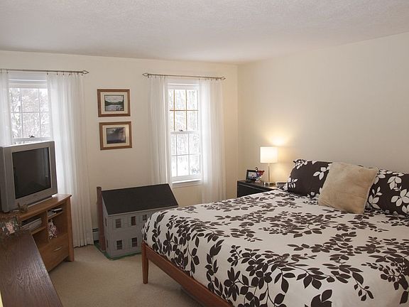 large master w/bath and walk in closet