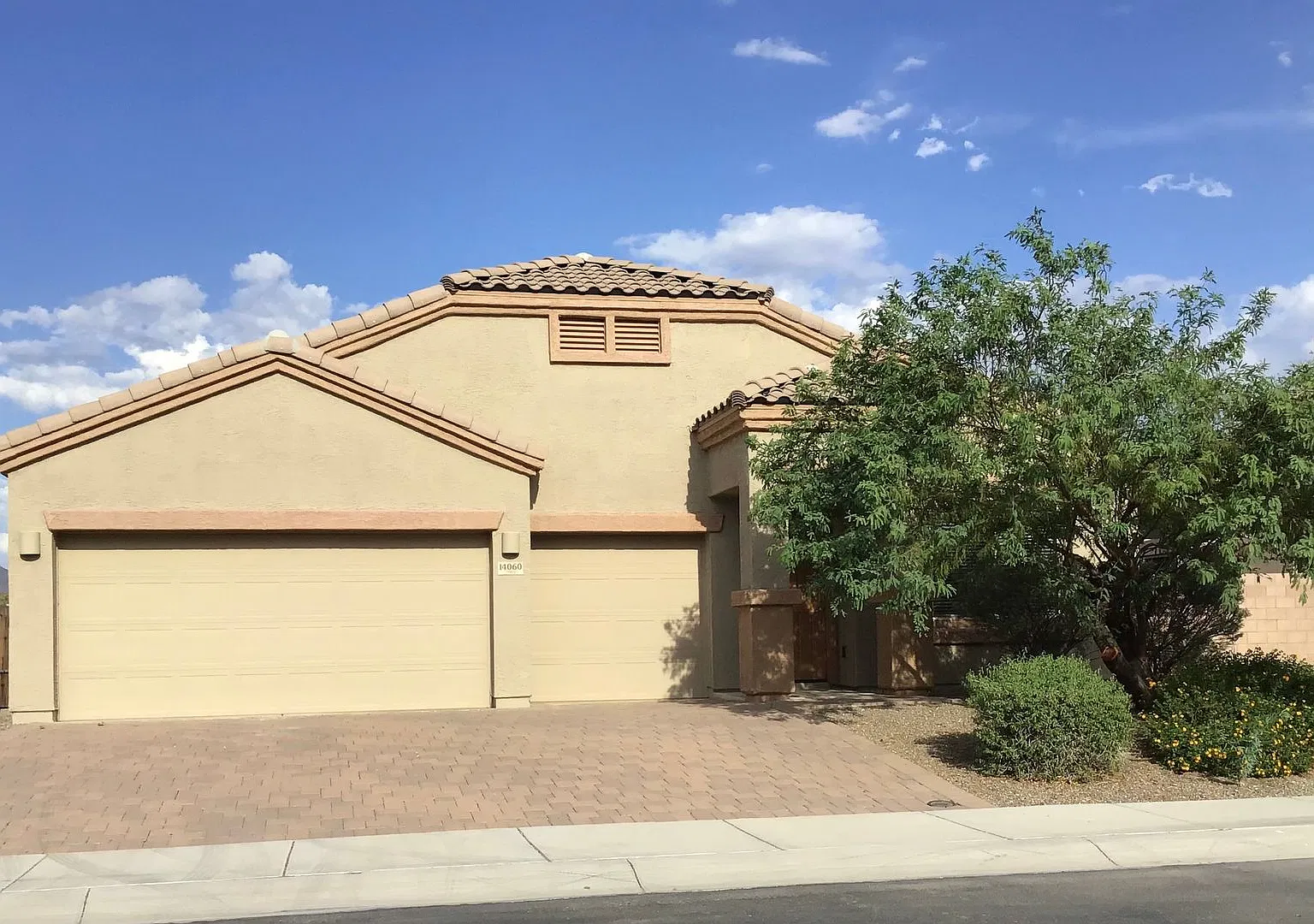 Nice Clean Modern 3 Bdrm + Den, 2ba in Marana, w/3Car Garage — Photo 1