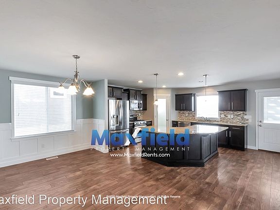 3rd image of 824 S Willow Park Dr