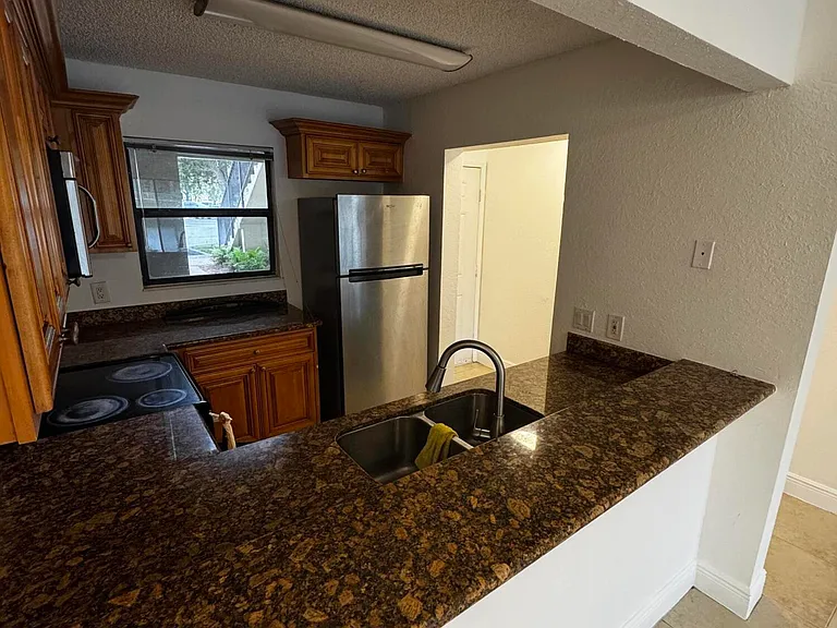1525 Lake Crystal Dr #C — Photo 4