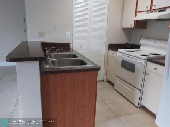 3rd image of 1227 SW 46th Ave APT 303