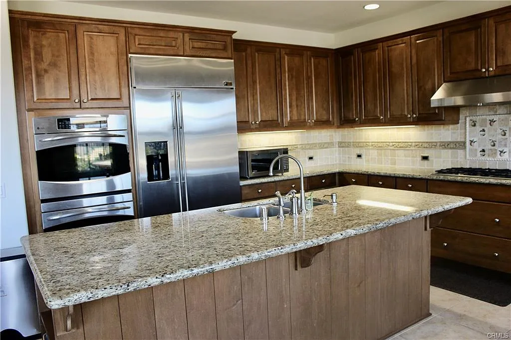 3 bed, 3.5 bath, 2228 sqft, $6,100 — Photo 4