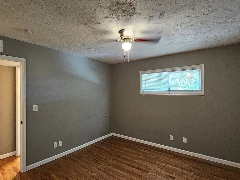 University Row Apartments — Photo 12