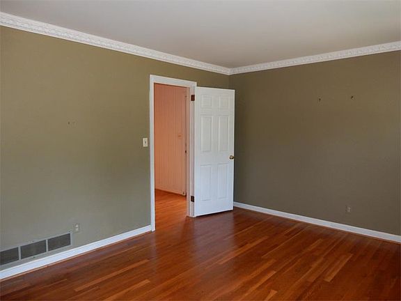 4th image of 3401 Emerson Dr