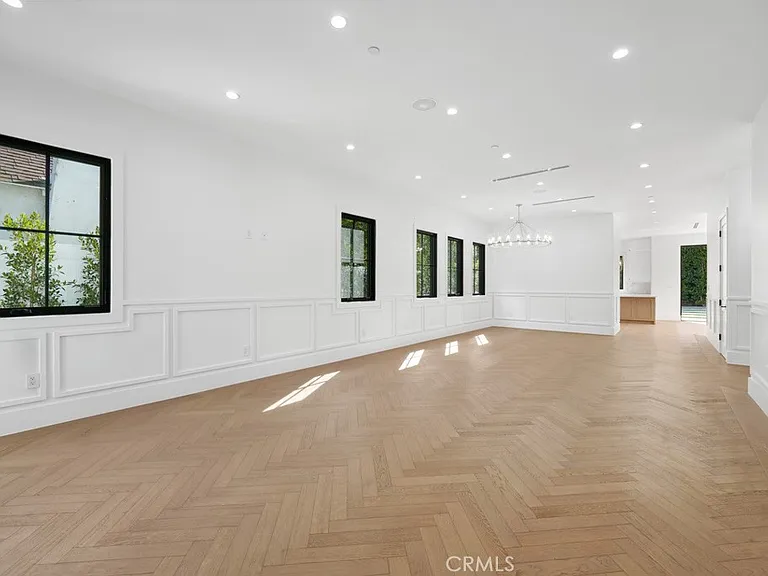 4539 Longridge Ave — Photo 3