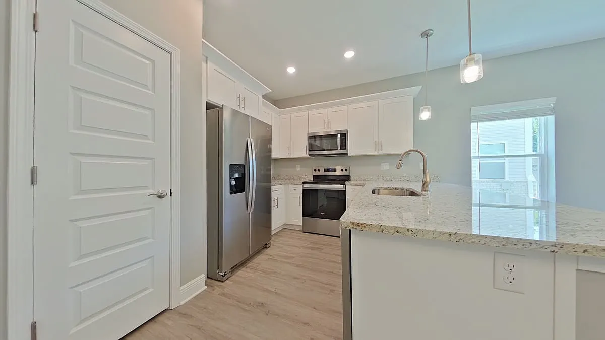 852 Fairview Drive — Photo 2