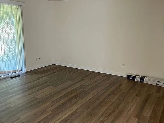 5th image of 409 SE 165th Ave #0