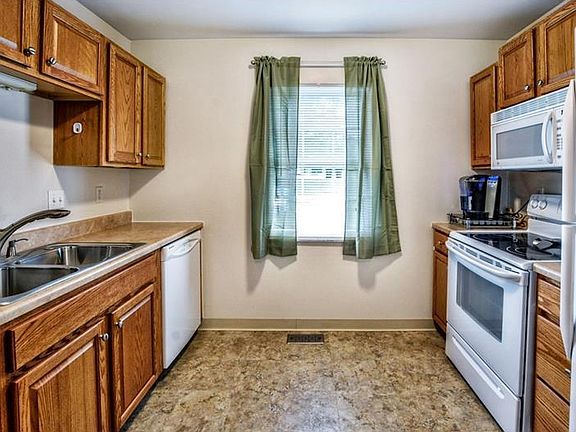 3rd image of 410 Parkwood Dr