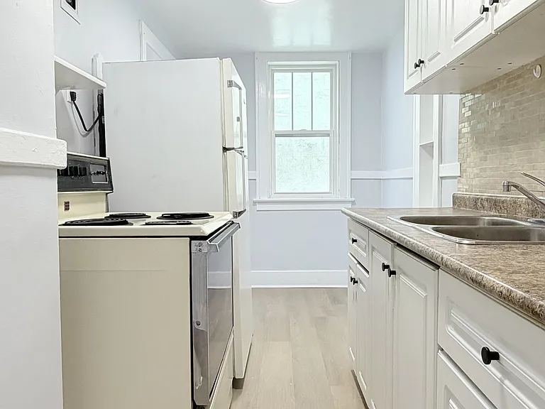 524 Pitt St W #103 — Photo 3