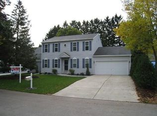 827 W Daphne Rd, Glendale, WI 53217