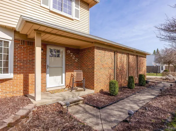 9722 Blauvelt Dr, Grosse Ile, MI 48138