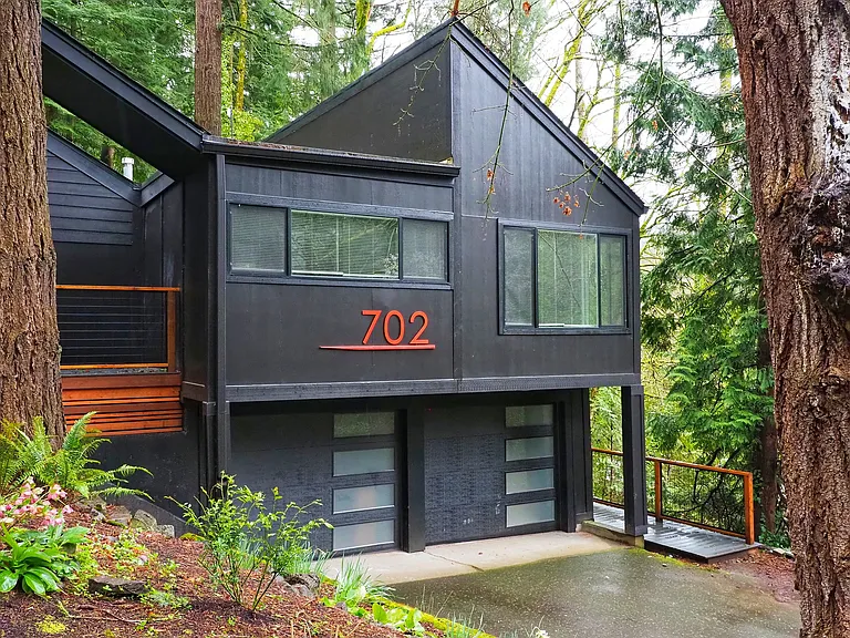 702 SW Cheltenham St — Photo 1