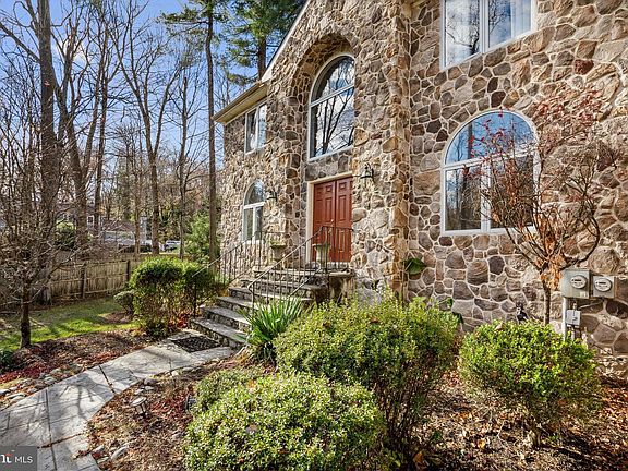 2nd image of 204 Wedgewood Cir