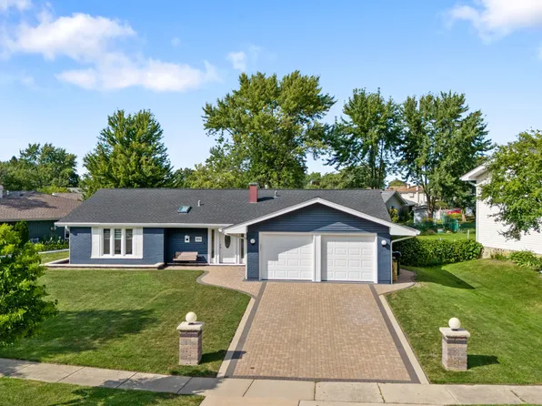 900 Heather Ln, Hoffman Estates, IL 60169