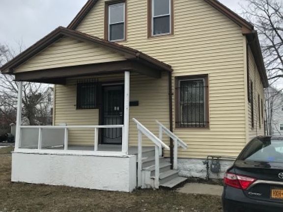 2nd image of 842 Woodlawn Ave