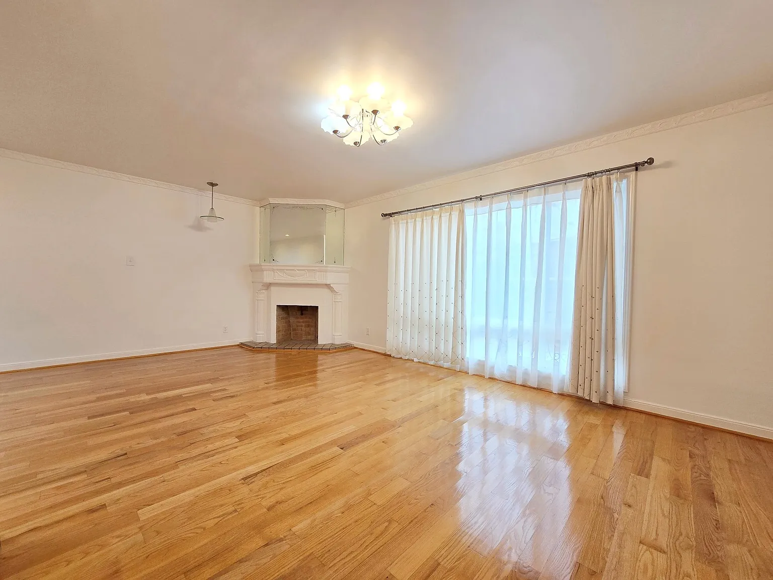 2 bed, 1.5 bath, 1000 sqft, $4,295 — Photo 2