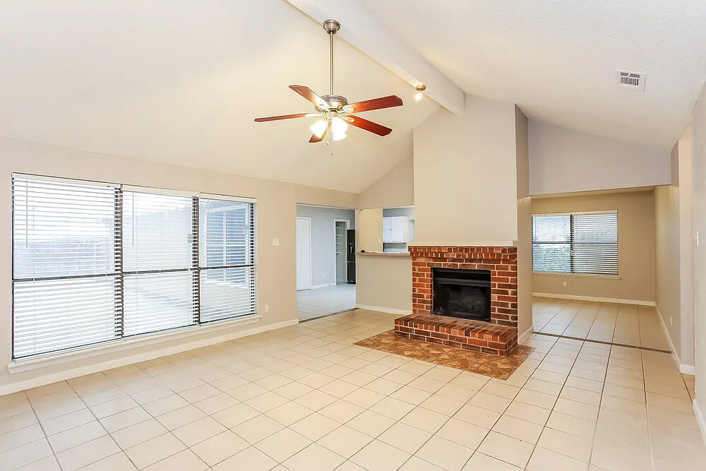 3 bed, 2.0 bath, 1597 sqft, $2,300 — Photo 3
