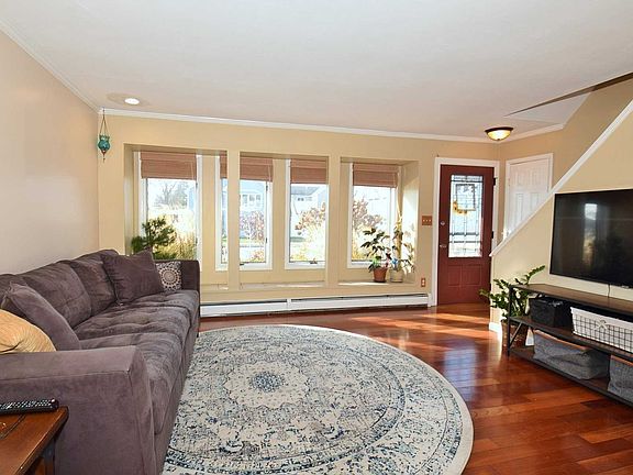 2nd image of 175 Traymore Blvd