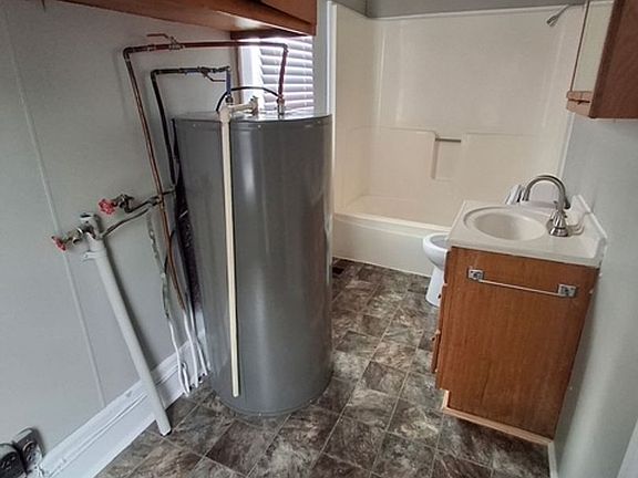5th image of 814 Lake Ave E