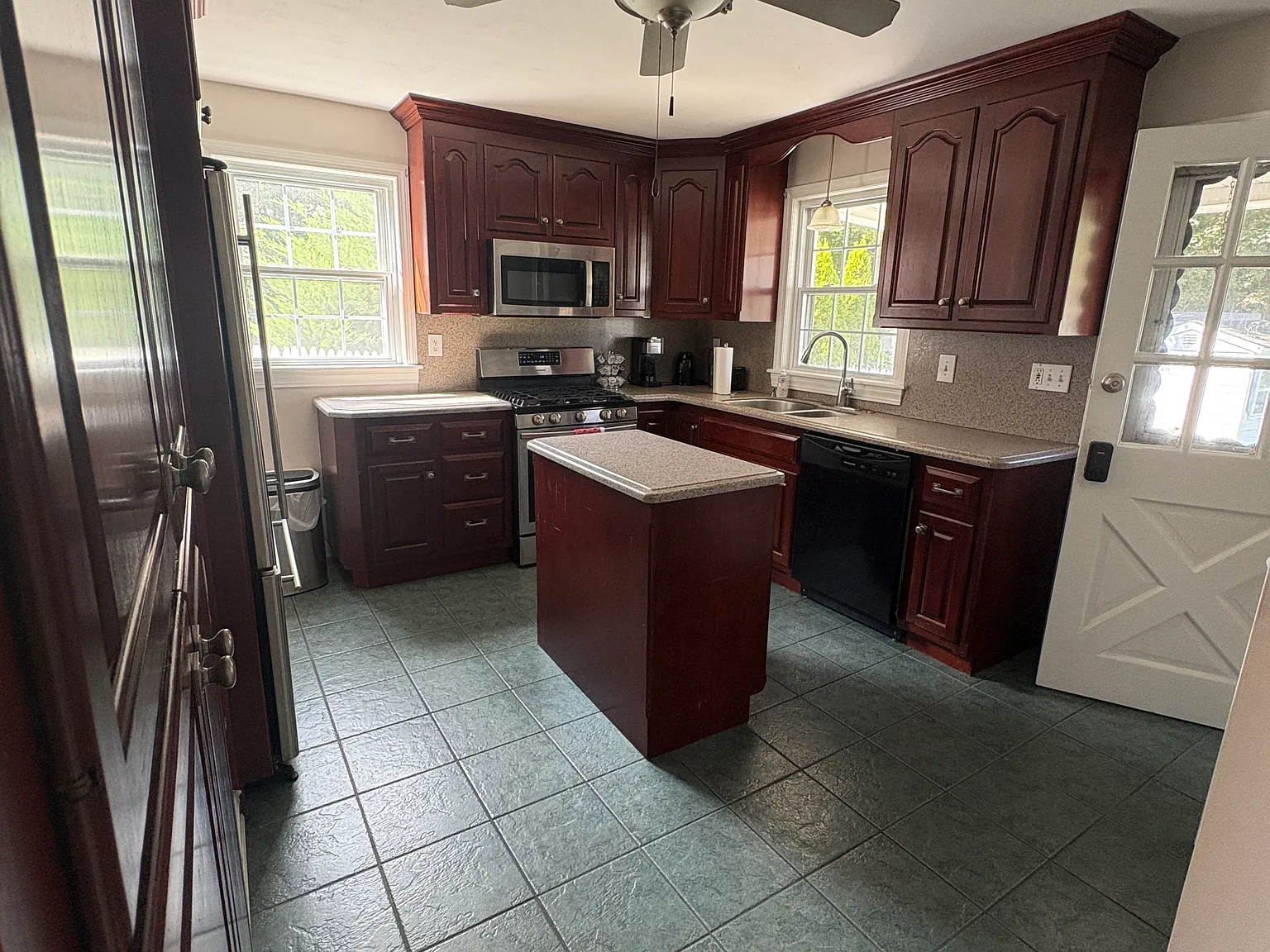 3 bed, 1.5 bath, 1700 sqft, $1,000 — Photo 3
