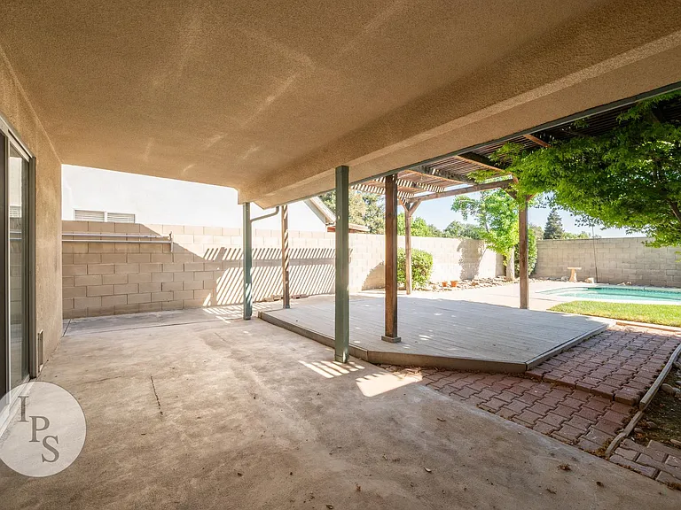 2131 E Cromwell Ave — Photo 22