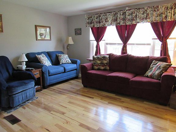 3rd image of 204 Blackbird Ln