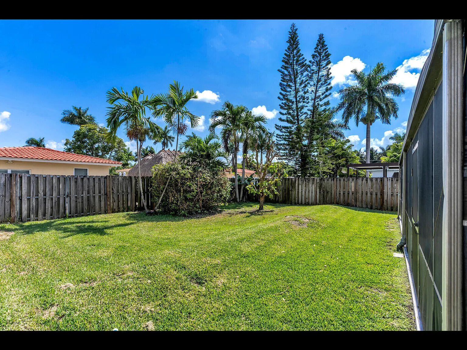 3 bed, 2.0 bath, 1638 sqft, $3,900 — Photo 2