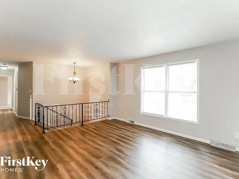 5905 NW Whispering Oaks Ln — Photo 3