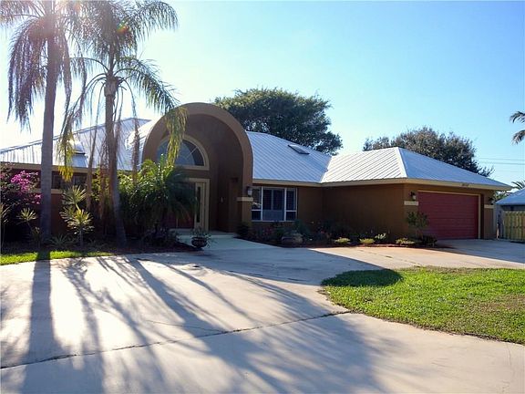 3rd image of 1832 NE Crabtree Ln