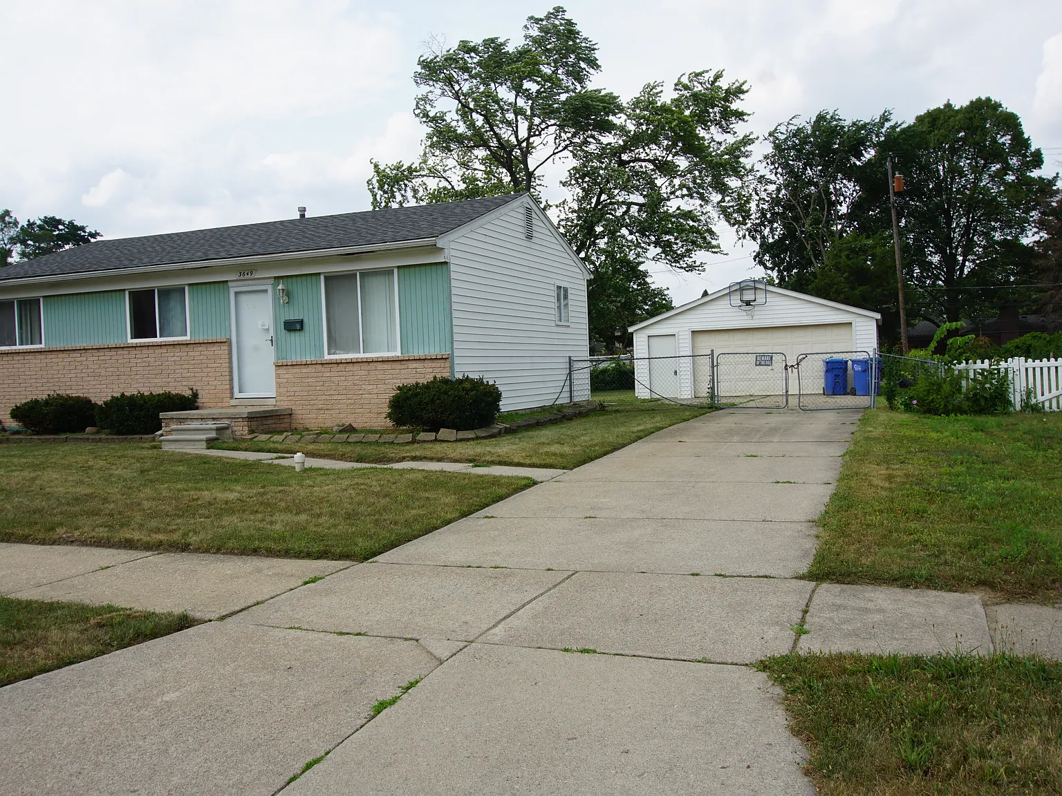 3 bed, 1200 sqft, $1,900 — Photo 2