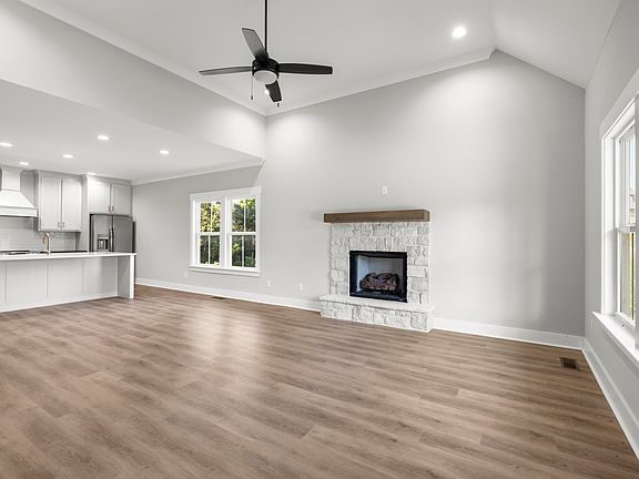 3rd image of 130 Cascade Dr