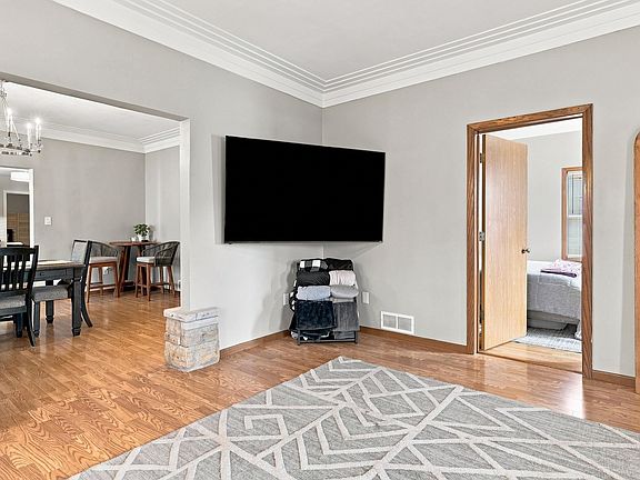 3rd image of 721 Groveland Pl