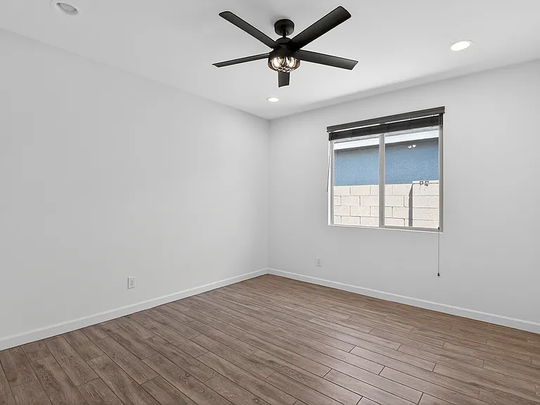 10526 S 56th Ln — Photo 7