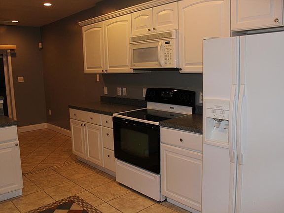 kitchen w/ all appliances