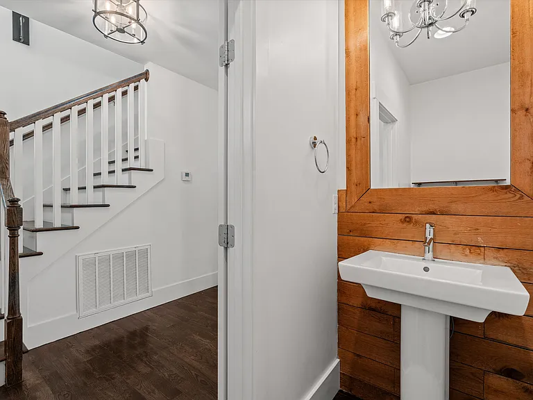 602 Douglas Ave — Photo 12