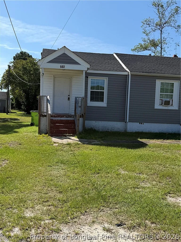 1 bed, 1.0 bath, 600 sqft, $900 — Photo 1