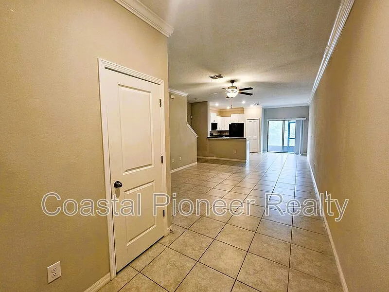 3 bed, 2.5 bath, 1634 sqft, $2,000 — Photo 4