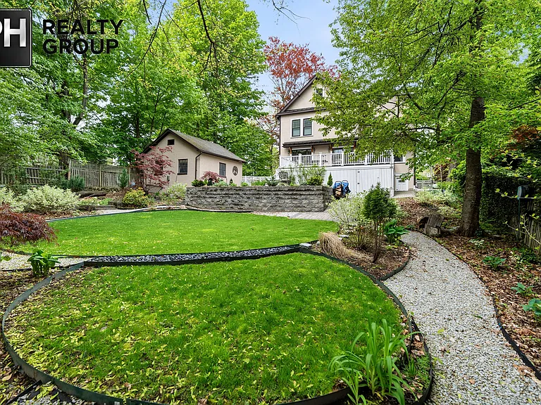 21 Clover St — Photo 30