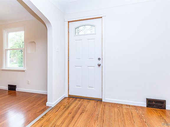 5th image of 7239 Gronow Ave