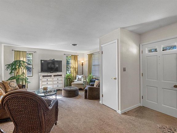 5th image of 2716 Oakshire Cir