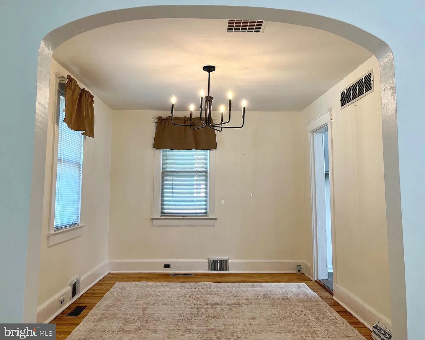3 bed, 1.0 bath, 1040 sqft, $1,925 — Photo 3