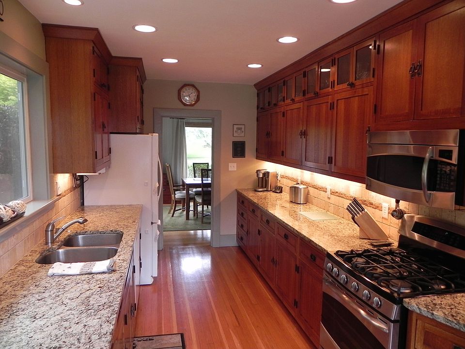 2nd image of 555 Mission St SE
