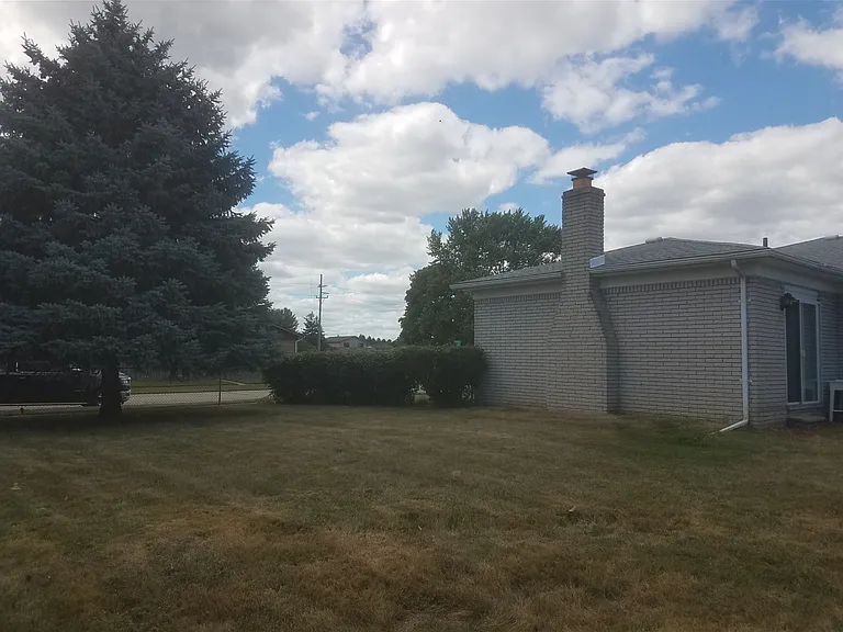 19506 Lloyd St — Photo 15