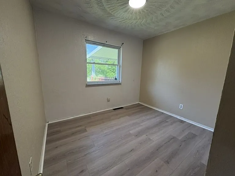 1383 Crestview Ave — Photo 9