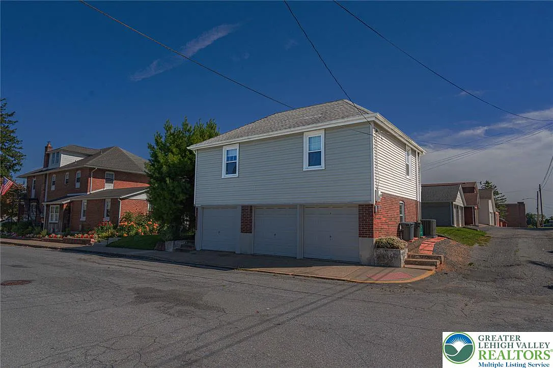 2 bed, 704 sqft, $1,800 — Photo 1