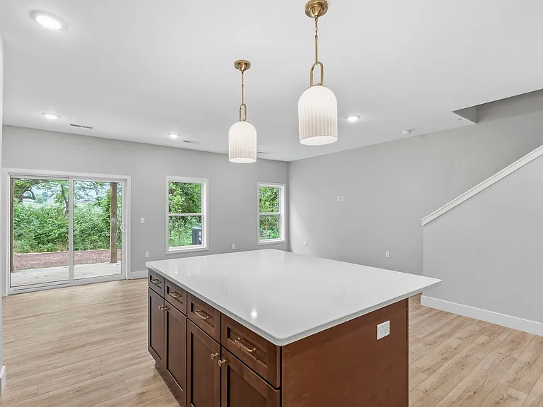 2191 W Parkview Ave — Photo 36