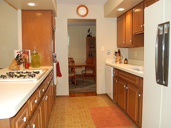 5th image of 905 Tamarack Dr