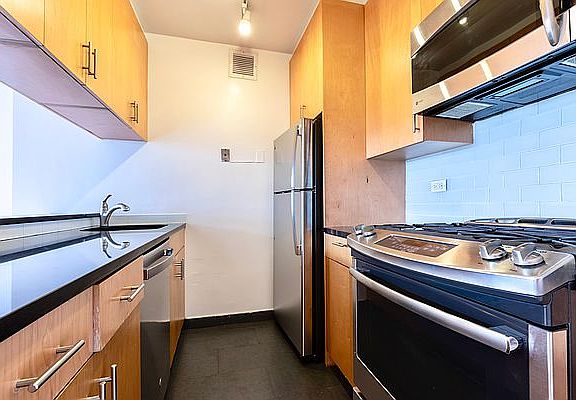 5th image of 200 E 72nd St APT 28G