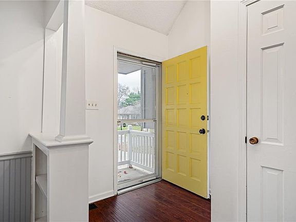 5th image of 715 NE Cambridge Dr