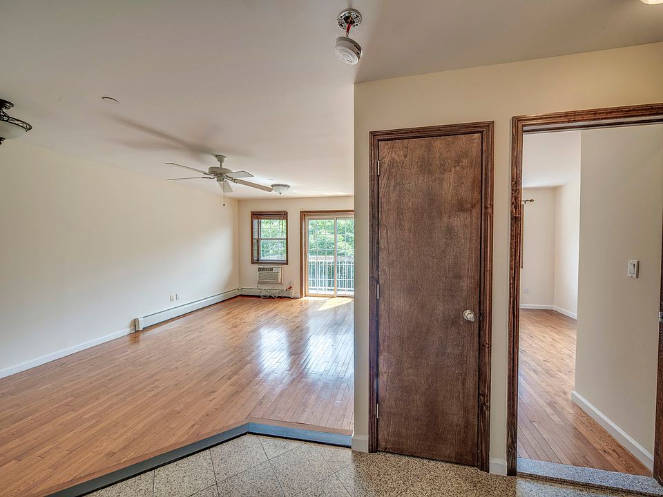 2nd image of 3019 32nd St APT 3R
